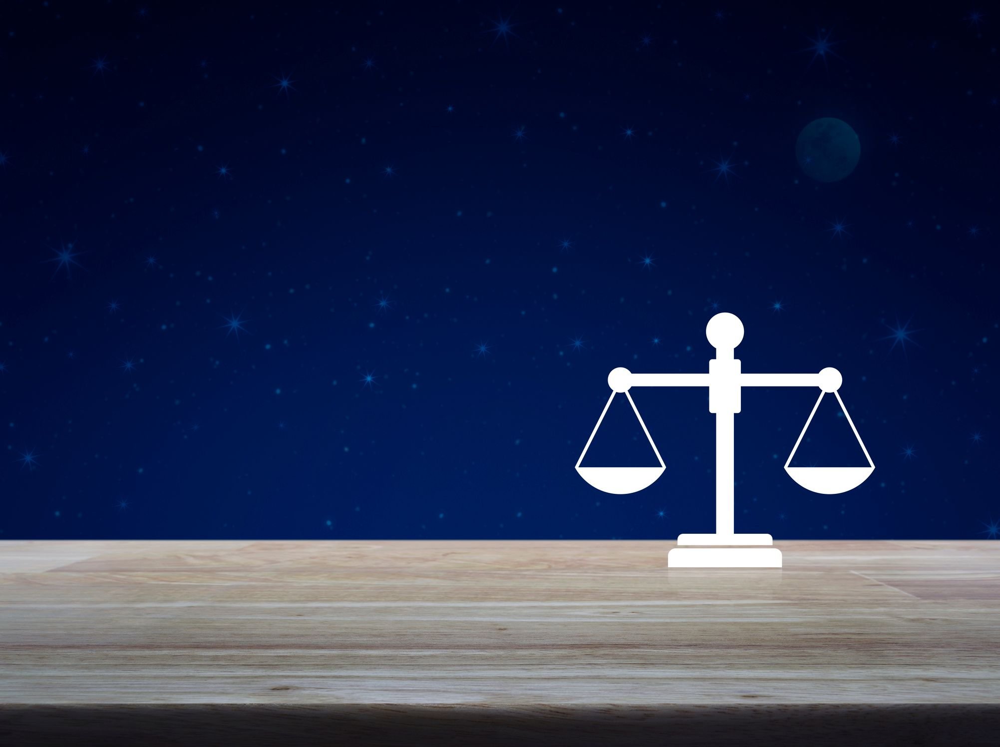 Balança-da-justiça-sobre-céu-noturno-de-fantasia-e-lua