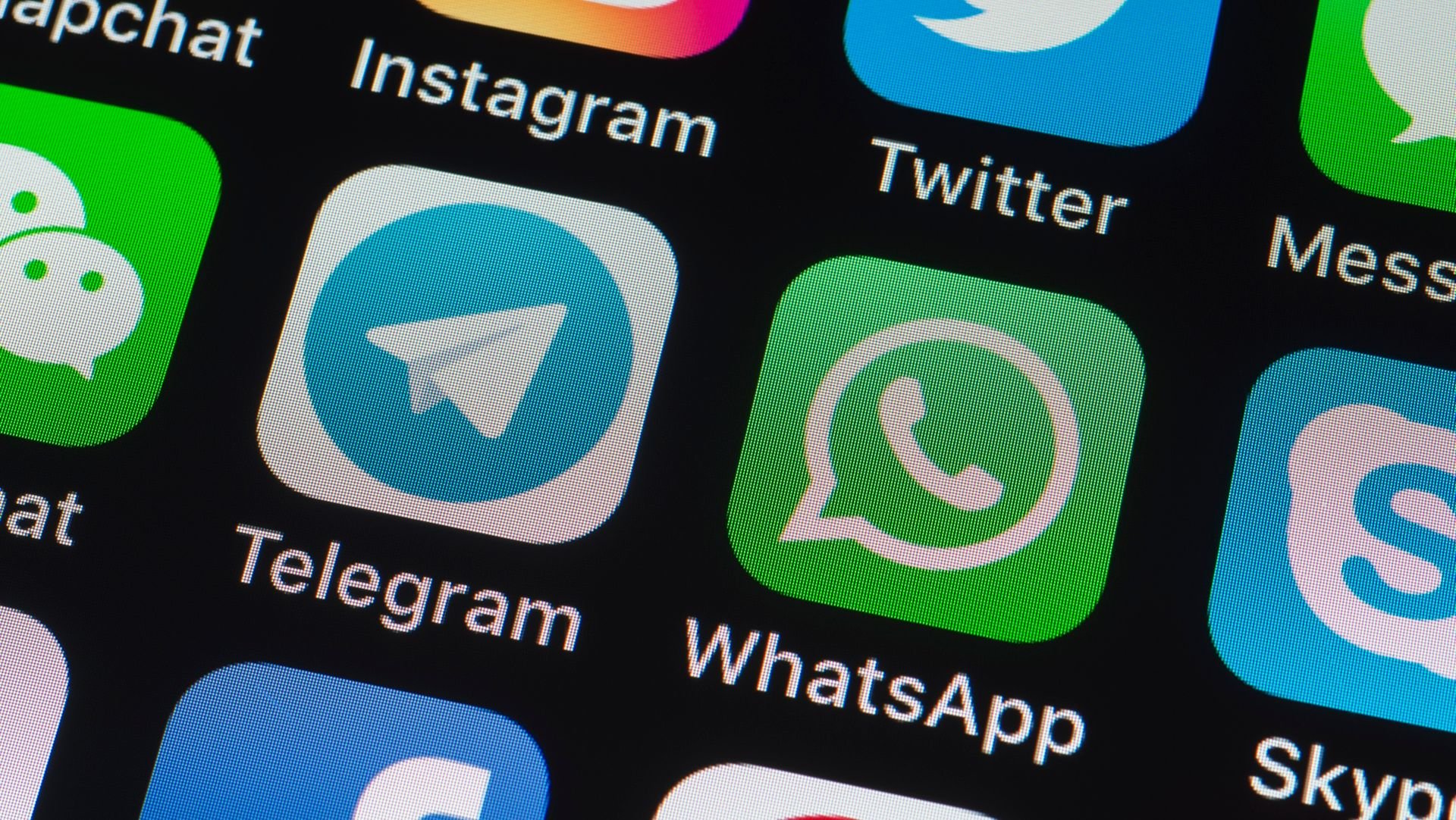 ícones-dos-apps-telegram-e-whatsapp-em-um-celular