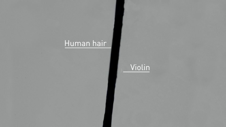 a-imagem-mostra-a-diferença-do-menor-violino-do-mundo-para-um-fio-de-cabelo