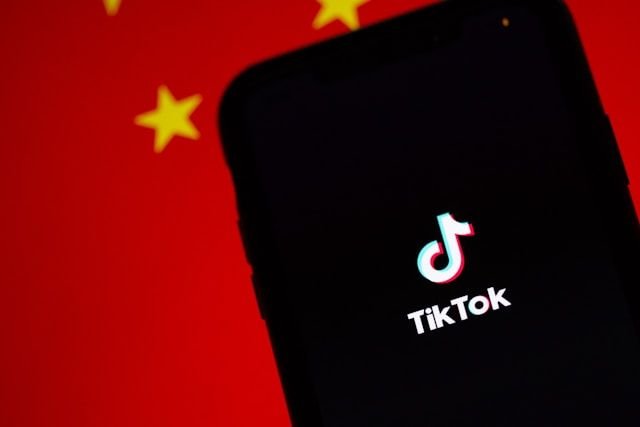 celular-com-tiktok-a-frente-da-bandeira-chinesa