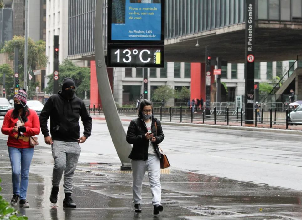 Massa de ar frio chega ao Sudeste e provoca queda nas temperaturas nesta quinta-feira. Foto: Fábio Vieira/Estadão Conteúdo. Massa de ar frio chega ao Sudeste e provoca queda nas temperaturas nesta quinta-feira. Foto: Fábio Vieira/Estadão Conteúdo.