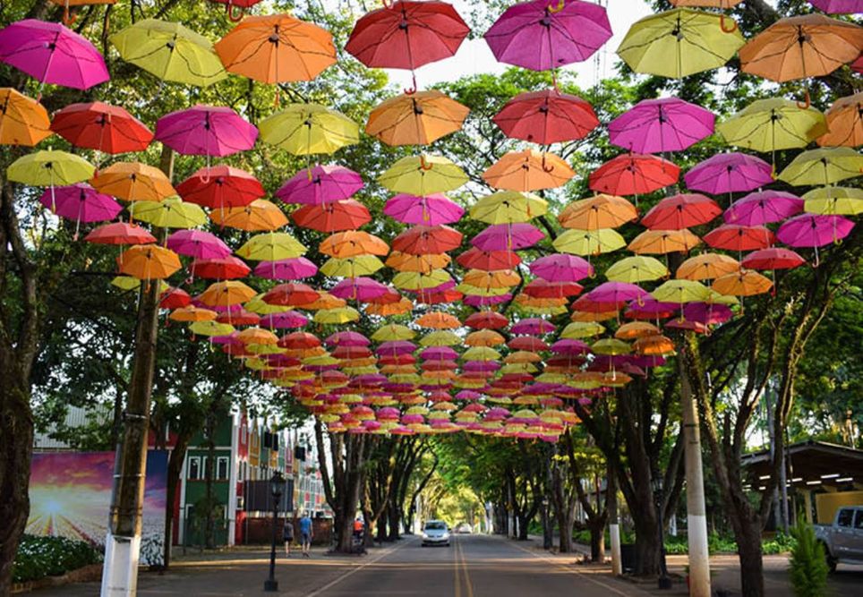 Rua dos Guarda-Chuvas em Holambra (SP) Rua dos Guarda-Chuvas em Holambra (SP)