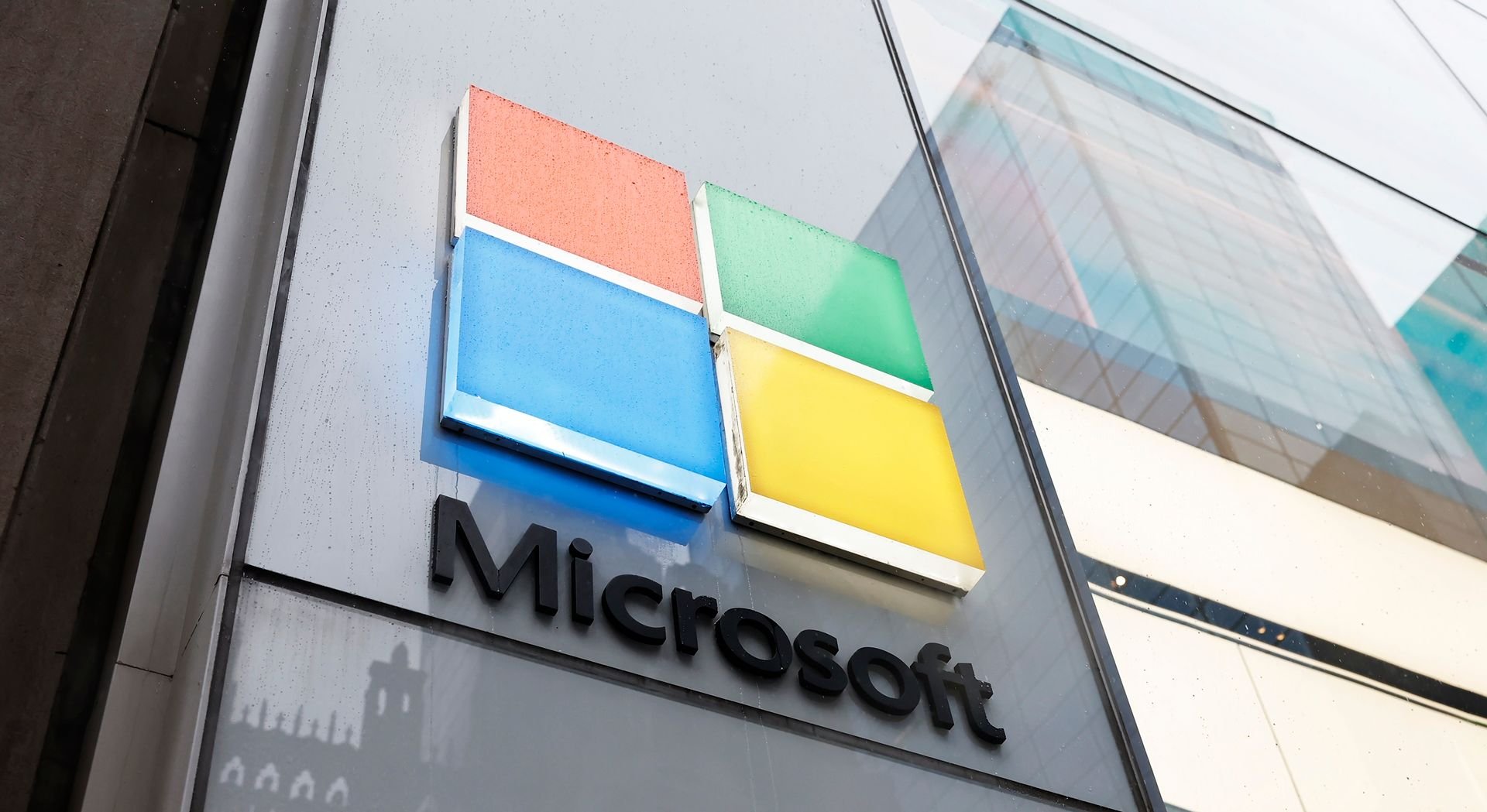 a logo da microsoft em um rédio