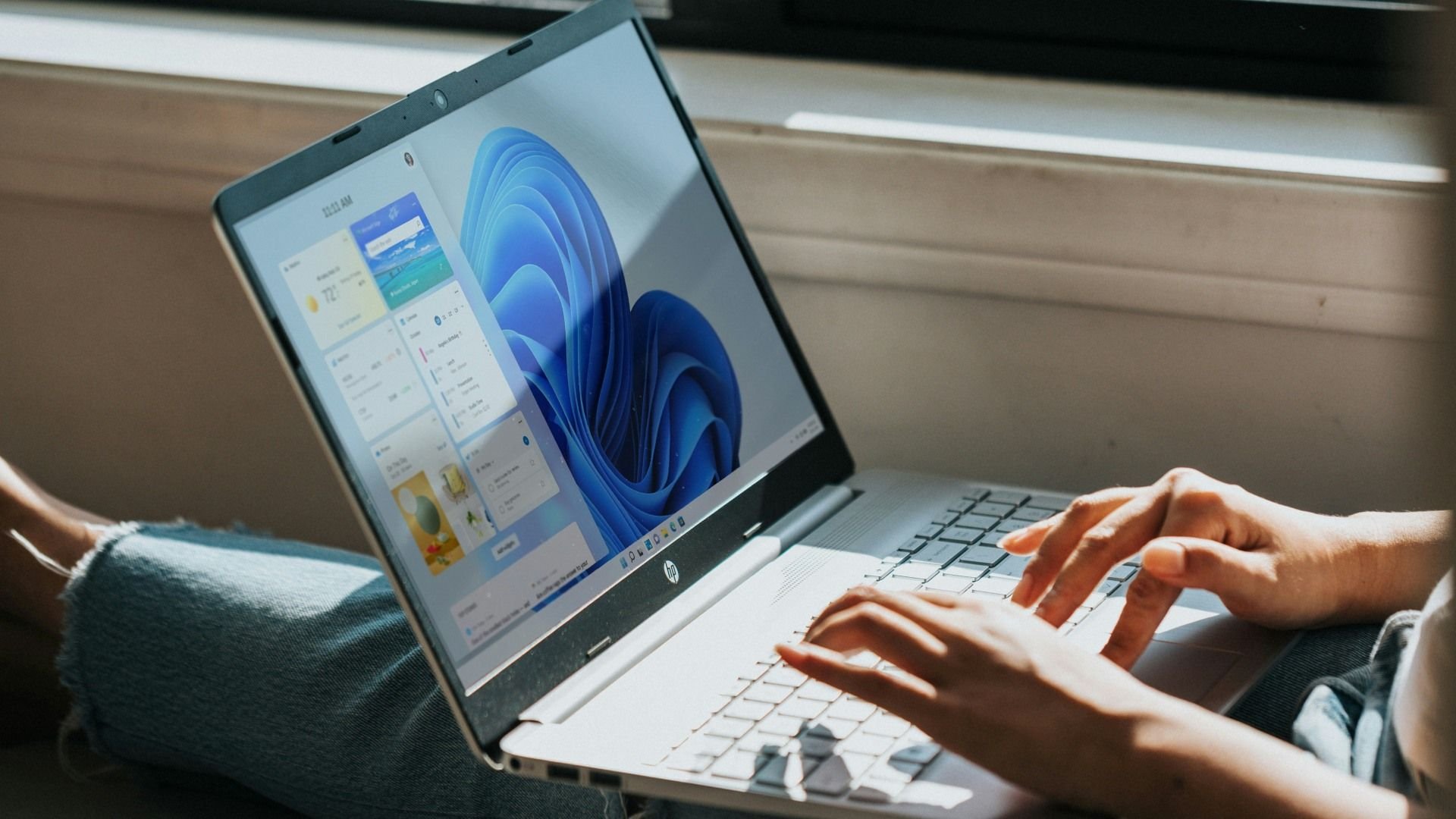 Pessoa usando notebook com Windows 11