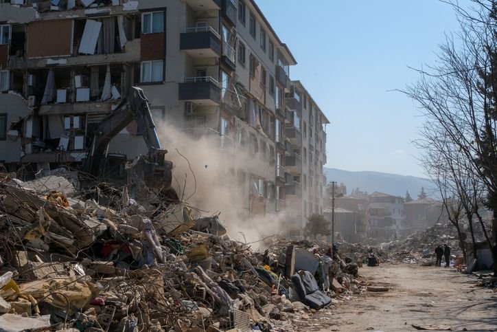 escombros-de-terremoto-na-turquia