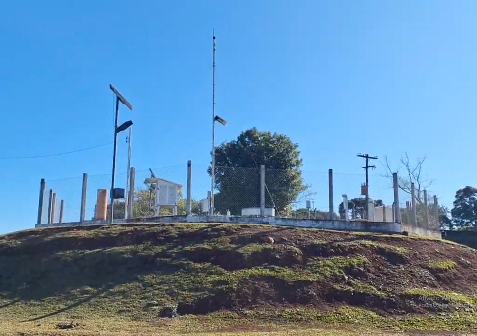 Campo de medição das variáveis meteorológicas e seus instrumentos, localizados na estação do INMET de Lagoa Vermelha.