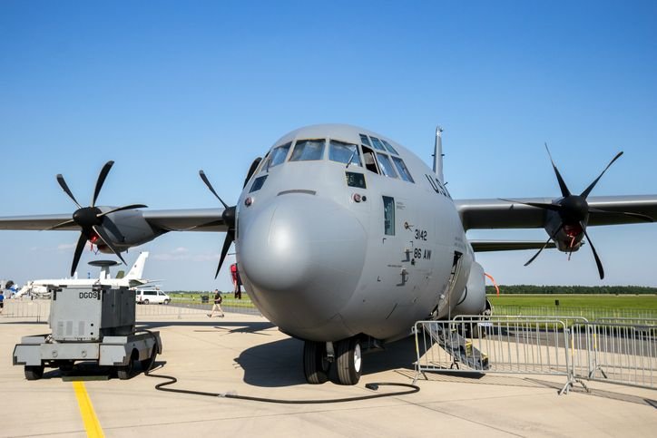 aviao-c-130-hercules-na-pista