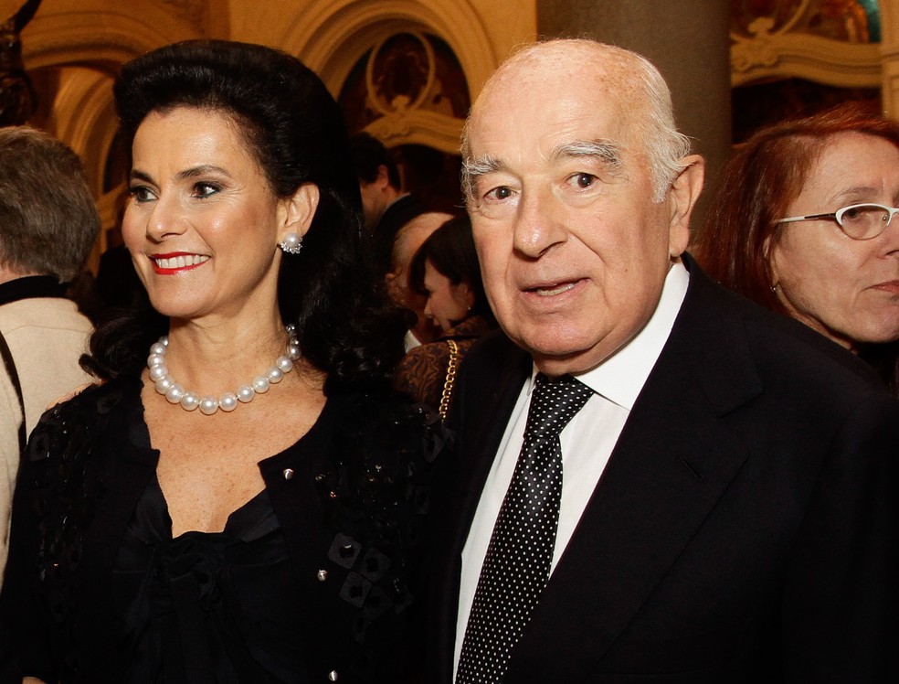 Foto de arquivo de maio de 2014 mostra Vicky e Joseph Safra no Teatro Municipal de São Paulo durante a pré-estreia da ópera Carmen. O evento foi realizado em Prol da Congregação Israelita Paulista — Foto: Silvana Garzaro/Estadão Conteúdo