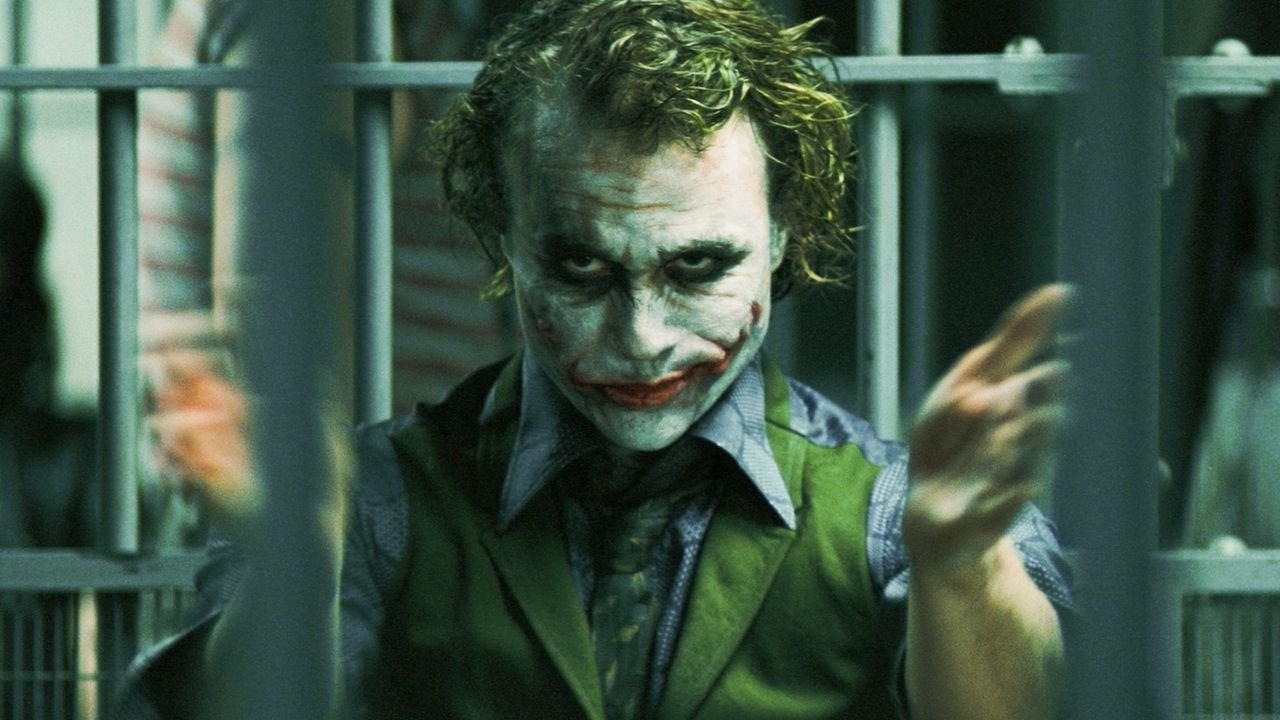 A-fotografia-mostra--uma-captura-do-filme-the-dark-knight-o-personagem-coringa-interpretado-por-heath-leadger