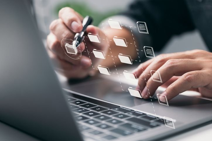 pessoa-mexendo-em-pastas-de-arquivos-virtuais