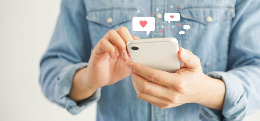 homem-enviando-mensagem-romantica-no-celular