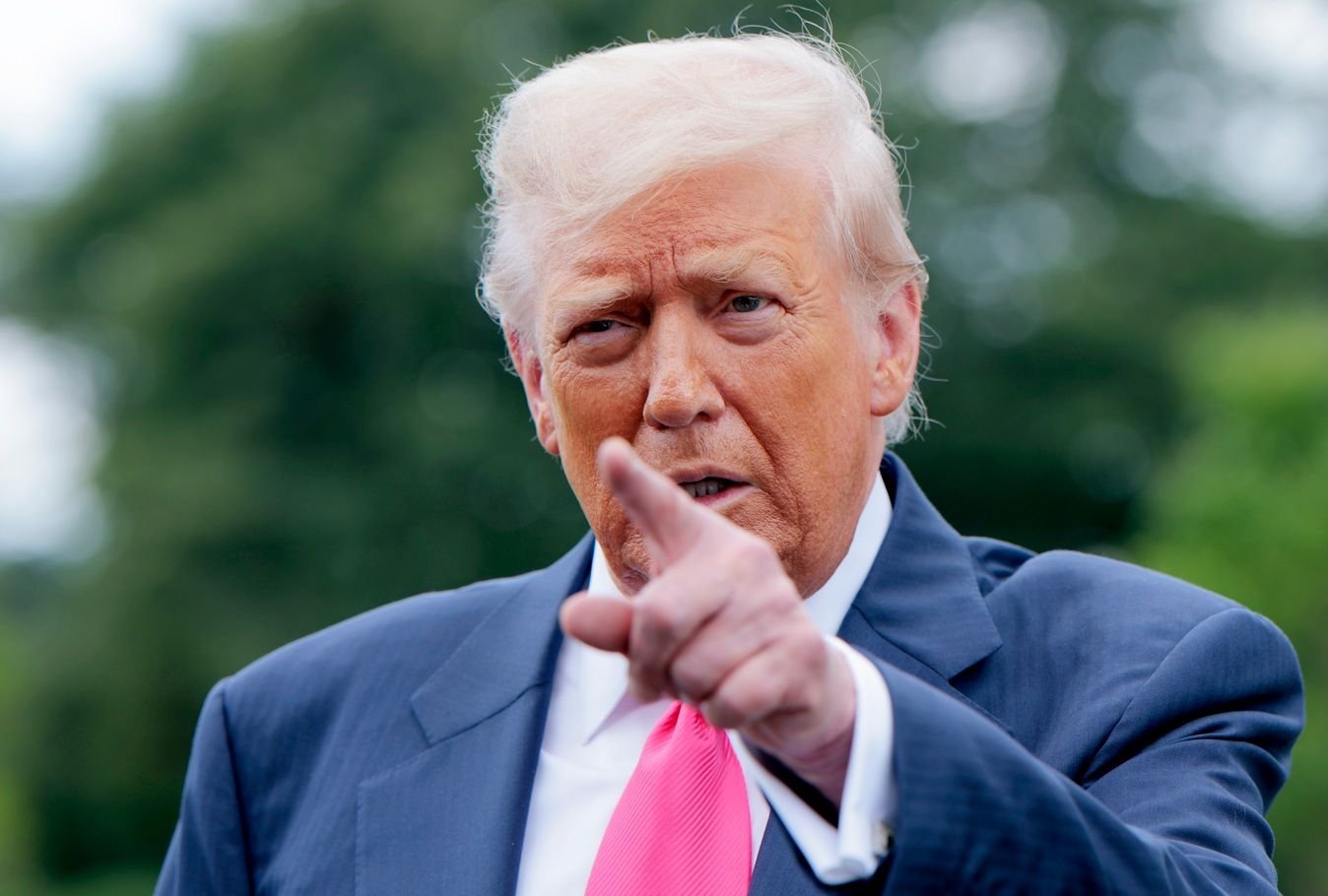 donald-trump-apontando