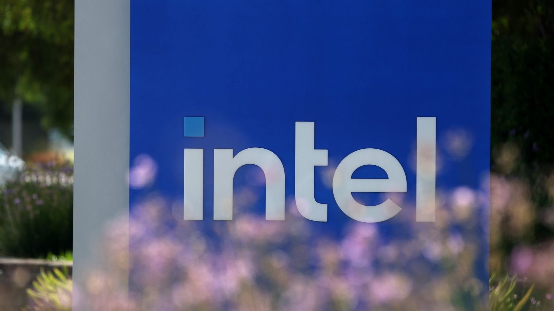 Foto-do-logo-da-Intel-a-distancia