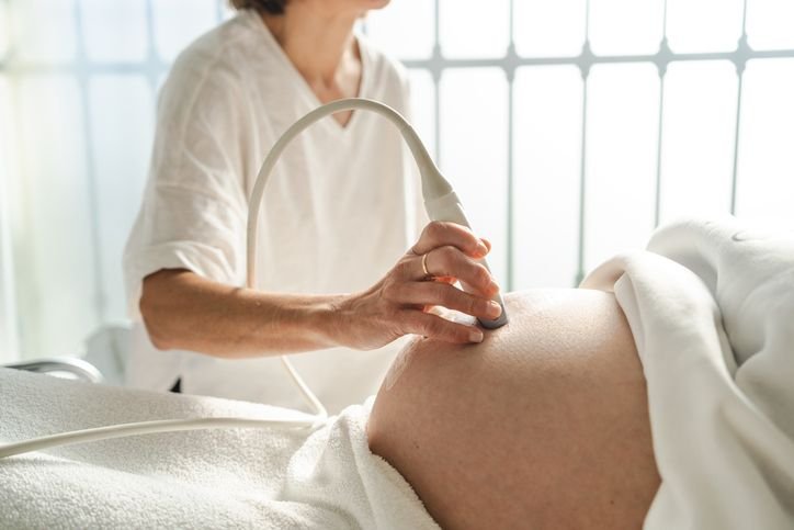 gravida-fazendo-exame-de-ultrassom