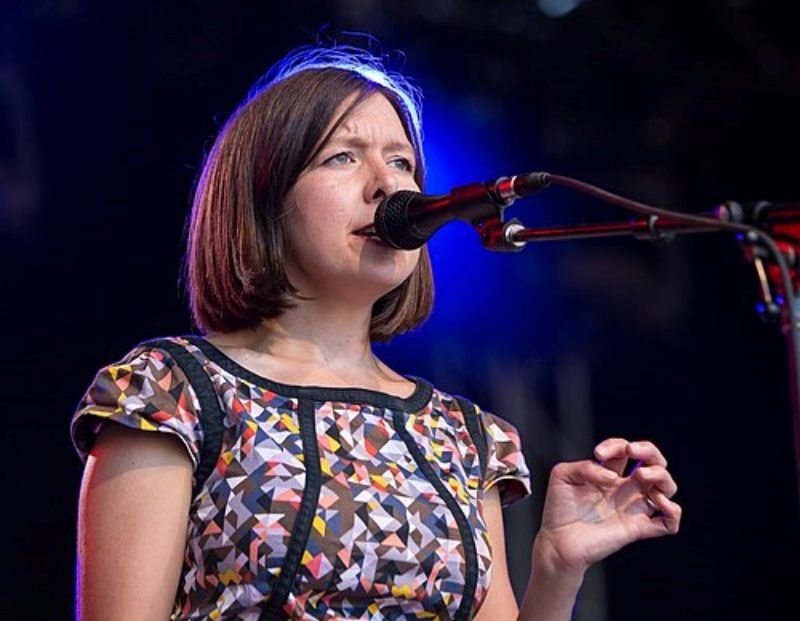 emily-portman-se-apresentando