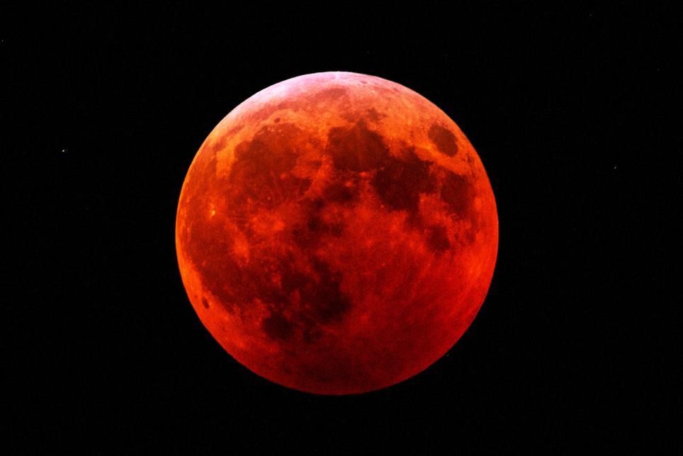 Eclipse total mais longo de 2025 acontecerá em setembro e fenômeno da Lua de Sangue poderá ser observado.