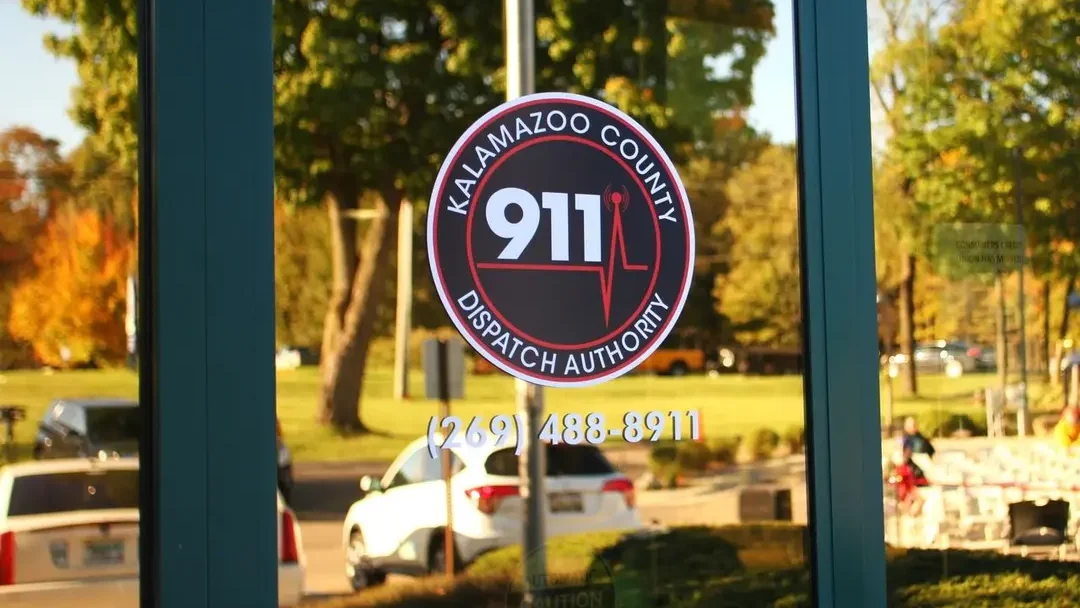 Foto do número de serviço de emergência 911 em Kalamazoo