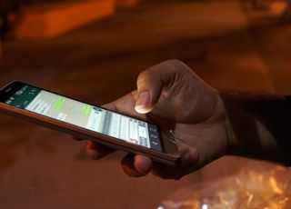 Pare de usar o celular no banheiro! Médicos dizem que isso faz mal à saúde