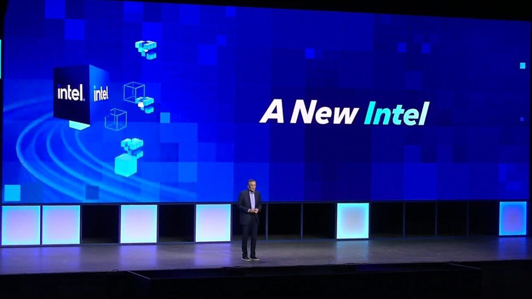 Lip-Bu Tan em um palco com os dizeres "A New Intel" de fundo