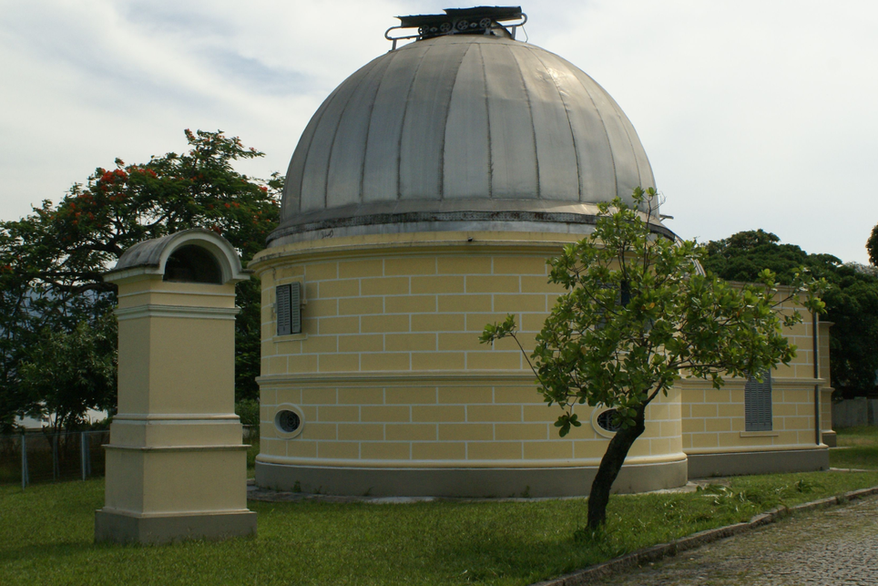 O Observatório Nacional tem diferentes campus sendo um deles na capital Rio de Janeiro e outro na cidade de Vassouras, onde foi instalado o equipamento do GNOME. O Observatório Nacional tem diferentes campus sendo um deles na capital Rio de Janeiro e outro na cidade de Vassouras, onde foi instalado o equipamento do GNOME.