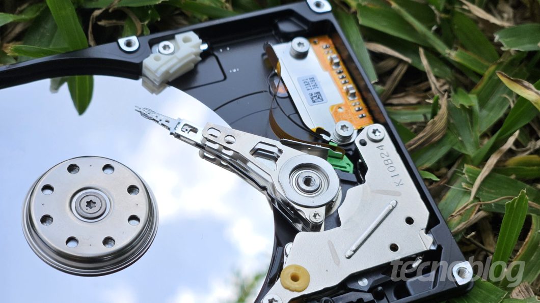 Visão interna de um disco rígido (imagem: Everton Favretto/Tecnoblog)