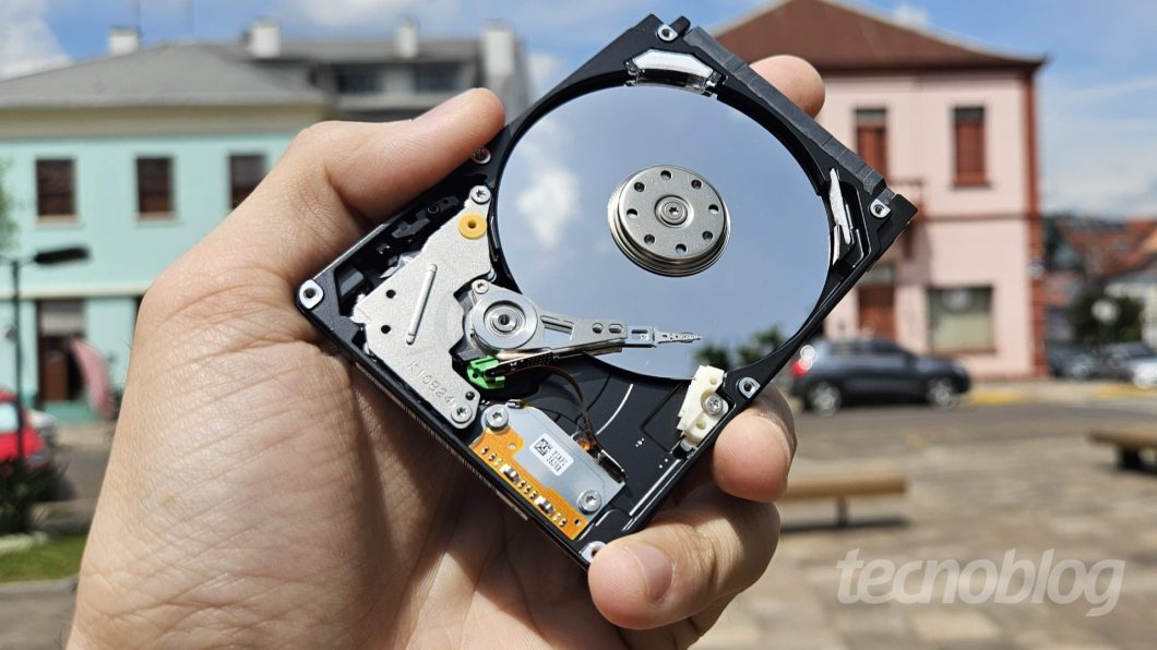 Disco rígido de 2,5 polegadas sem a tampa, exibindo seu interior (Foto: Everton Favretto/Tecnoblog)