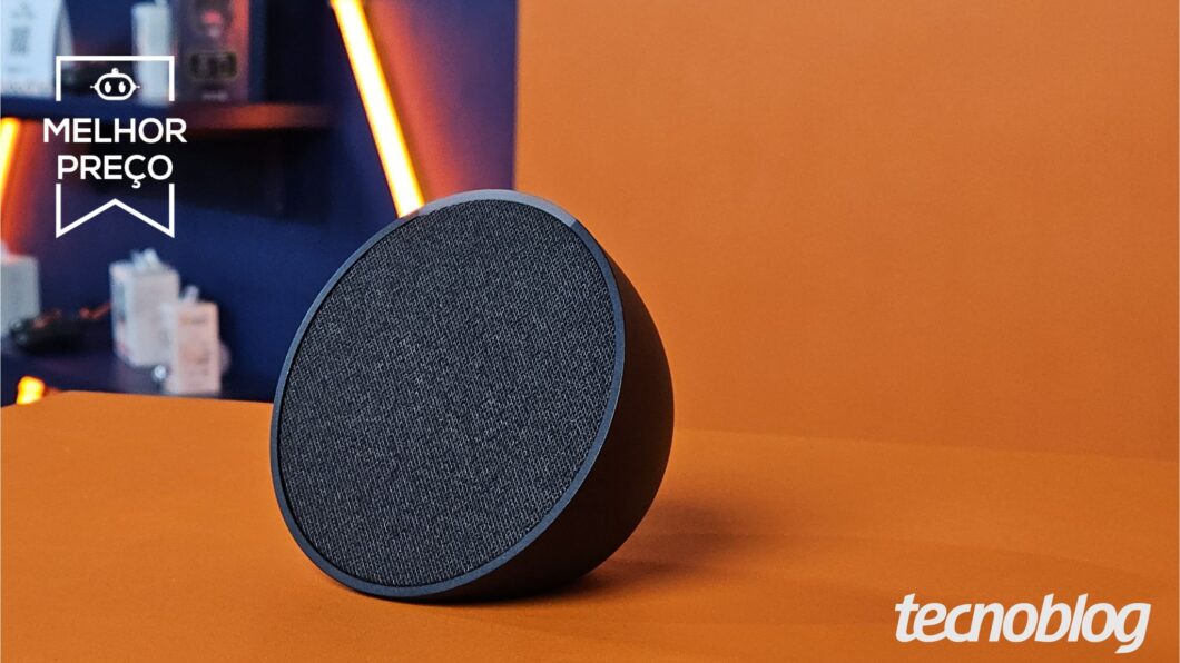 Dispositivo Echo Pop com fundo laranja