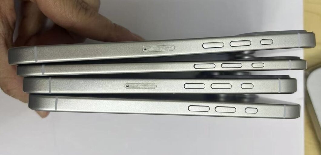 A imagem mostra várias peças de smartphones prata empilhadas umas sobre as outras. As peças são dispostas verticalmente, com as suas bordas laterais visíveis. A imagem captura a disposição das peças, destacando a sua forma retangular e o seu acabamento prateado. Não é possível observar detalhes intrincados ou características específicas de um único telefone.