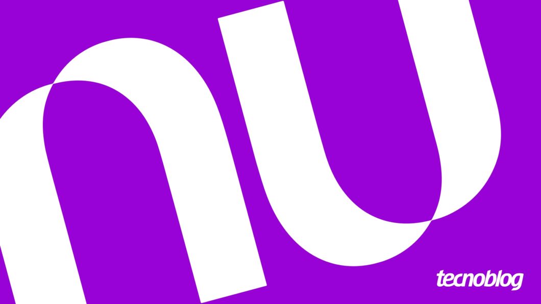 Ilustração com o logo da Nubank ao centro (a letra "N" e "U" em fonte de cor branca), em um fundo de cor roxa. Na parte inferior direita, está o logotipo do "Tecnoblog".