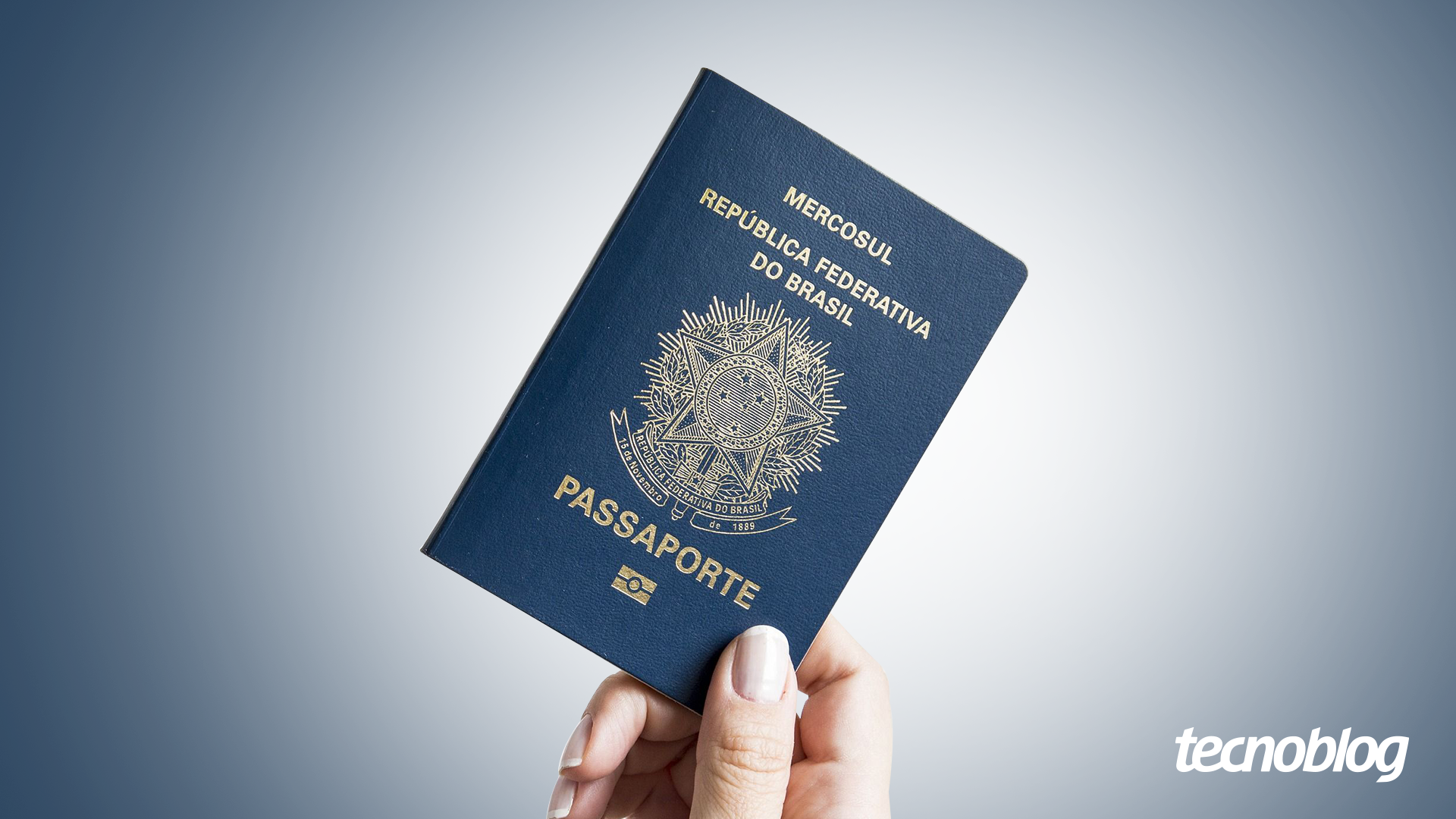 Imagem mostra um passaporte sendo segurado em uma mão. Na parte inferior direita, o logotipo do "tecnoblog" é visíve.