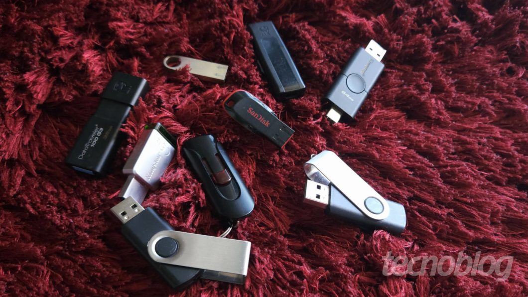 Foto com vários modelos de pen drives