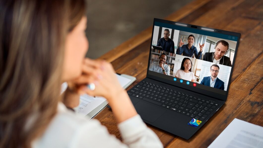 Notebook Positivo Vision R15M tem iluminação Lumina Bar