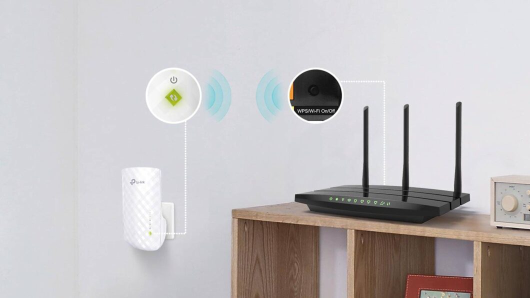 Imagem de um repetidor e um roteador da marca TP Link