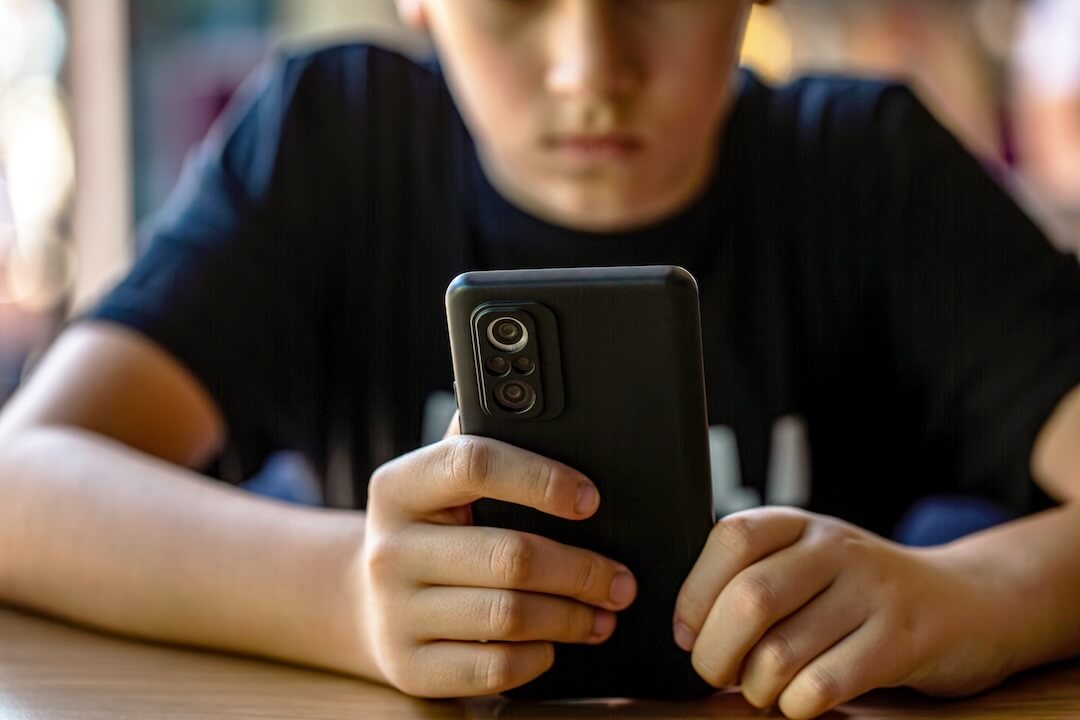 Kids with smartphones report better mental health than those without, study  finds - Poynter