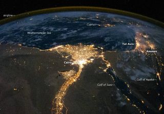 O rio Nilo se vê todo iluminado à noite do espaço: esta é a razão