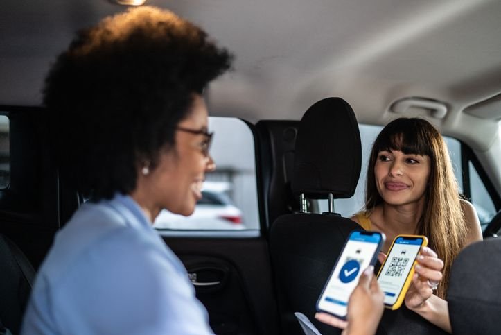 mulher-fazendo-pagamento-por-qr-code