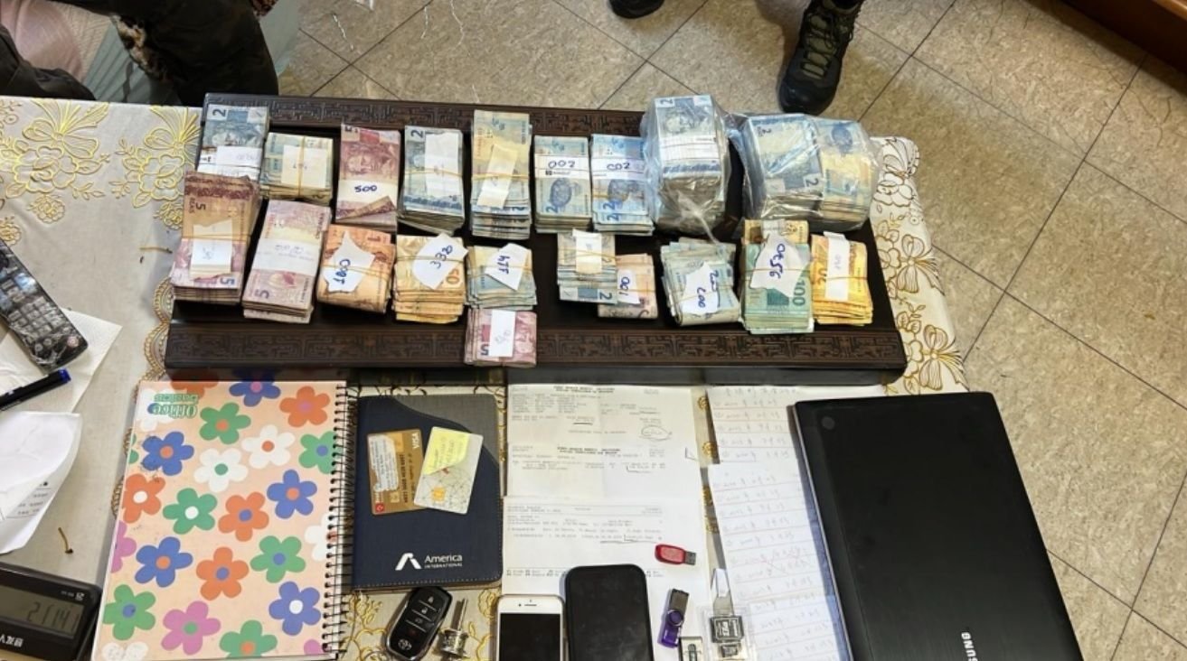 dinheiro-cadernos-apreendidos-polícia