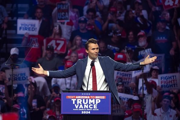 charlie-kirk-em-comicio-de-trump