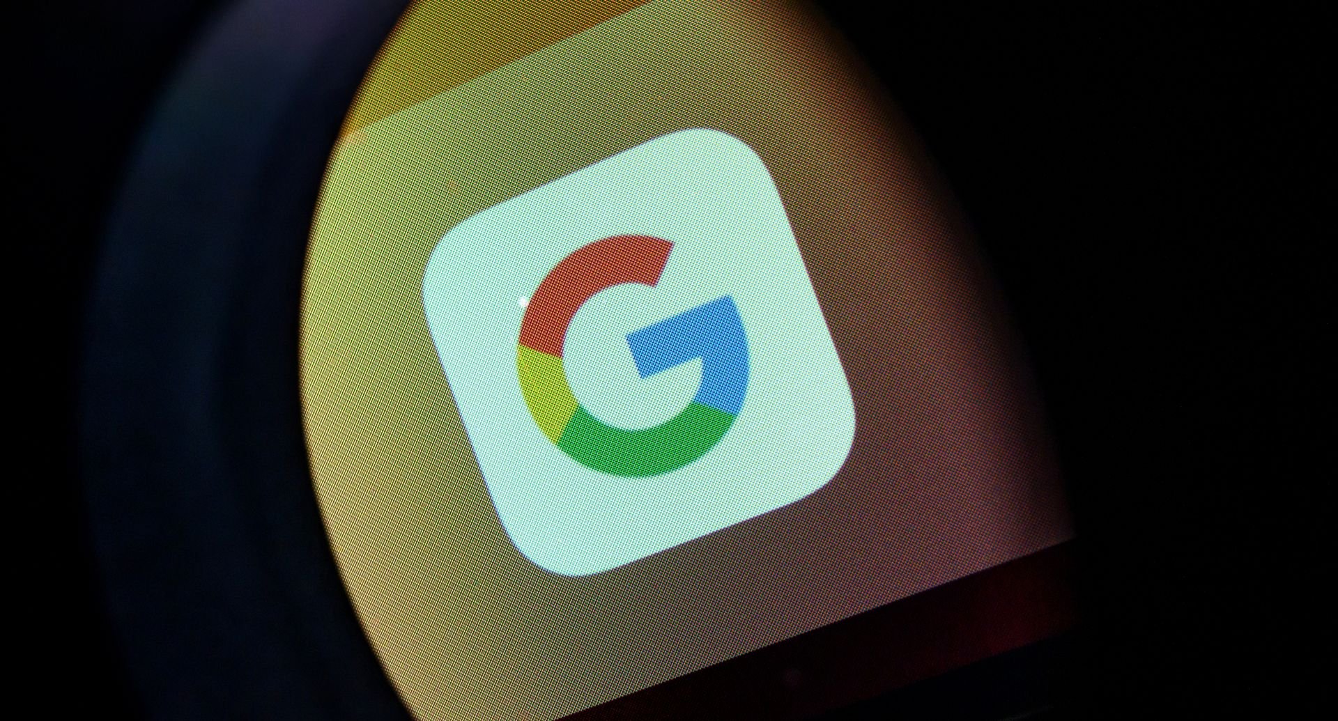 A logo da Google projetada em uma tela.