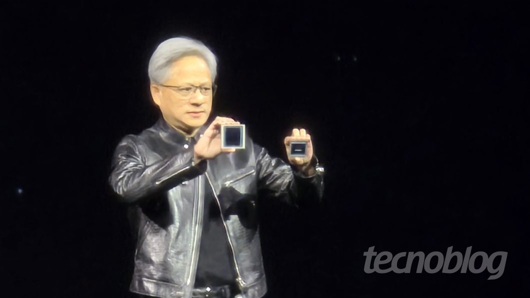 Homem segura um chip em cada mão