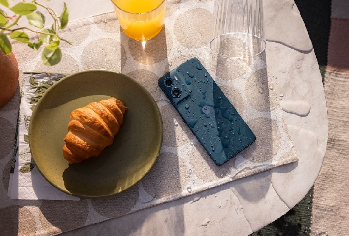 moto-g06-azul-mesa-croissant-molhado