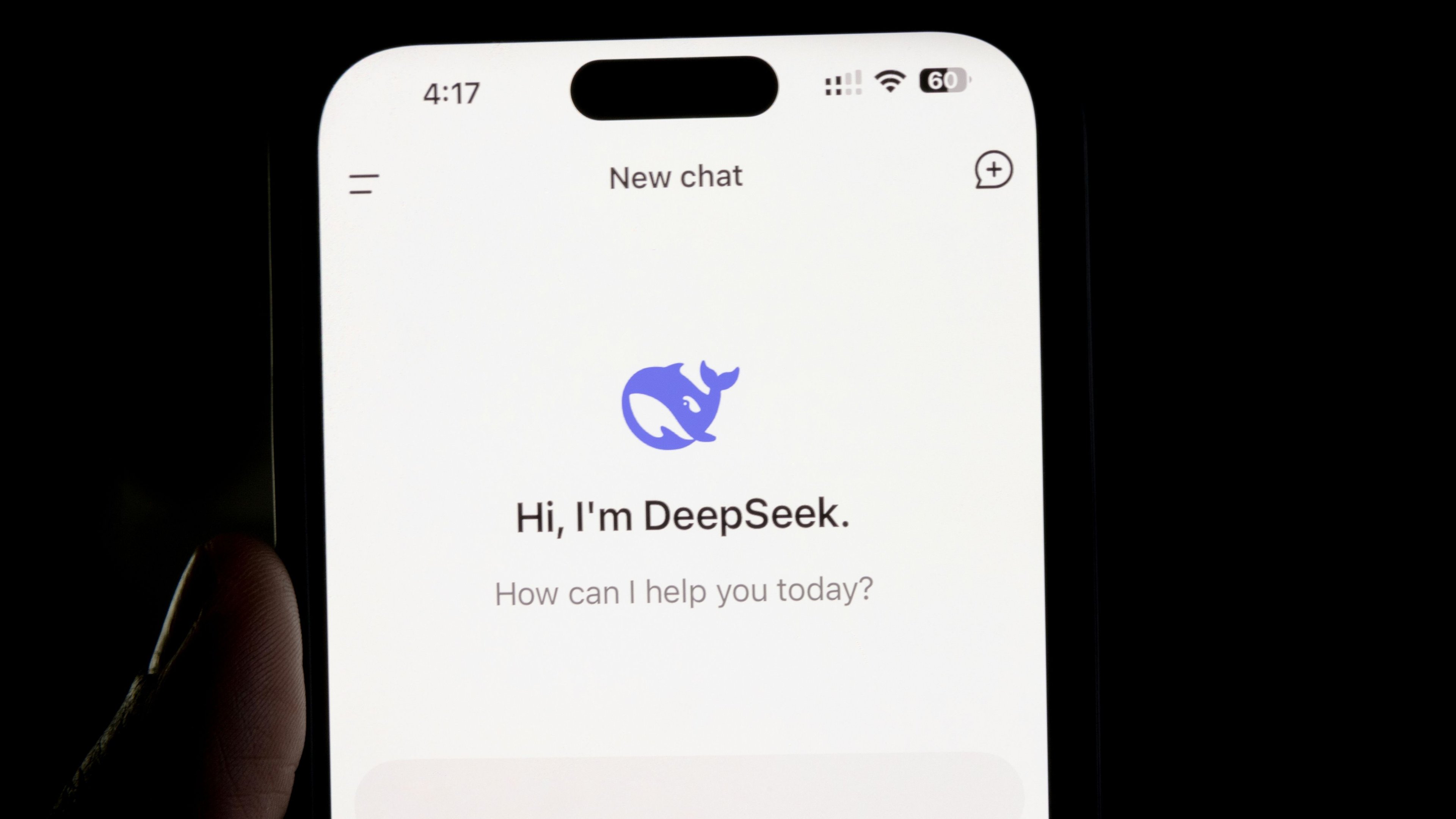Pessoa segurando iPhone 16 com app DeepSeek aberto