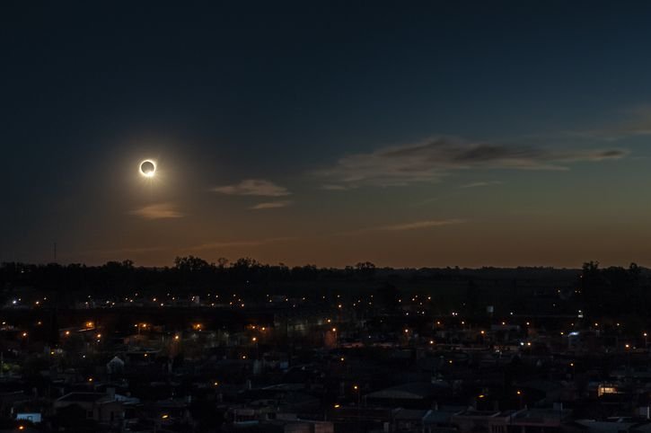 eclipse-solar-total-escurecendo-a-cidade