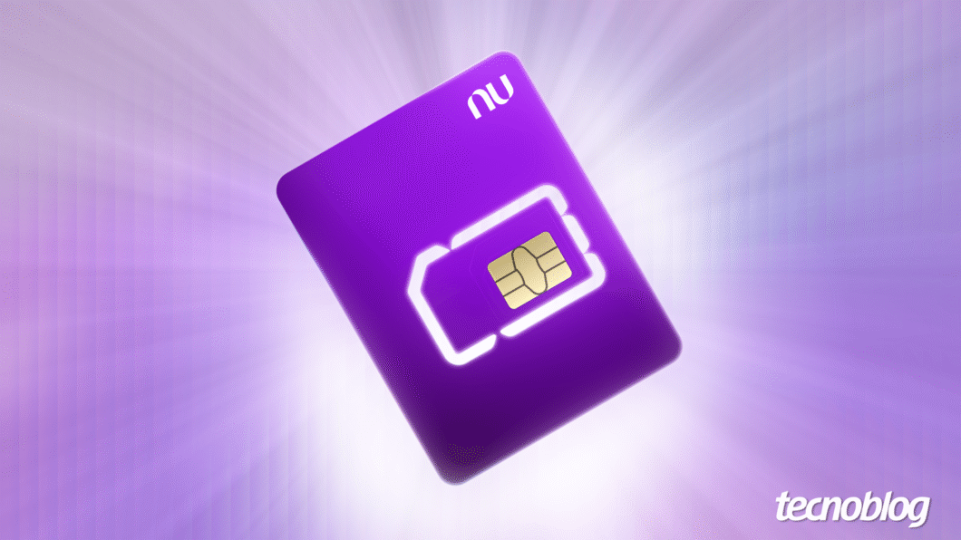 Cartão SIM roxo em posição inclinada com brilho ao fundo. O cartão possui um chip dourado ao centro, encaixado dentro de um desenho estilizado de chip em branco. No canto superior esquerdo do cartão, está o logotipo "nu" em branco. O fundo da imagem é um degradê em tons de roxo com raios de luz centralizados. Logomarca do Tecnoblog no canto inferior direito.