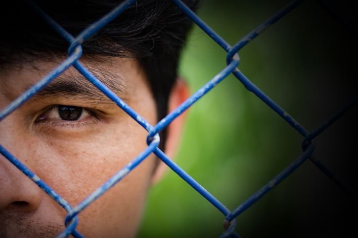 homem-atras-de-uma-cerca