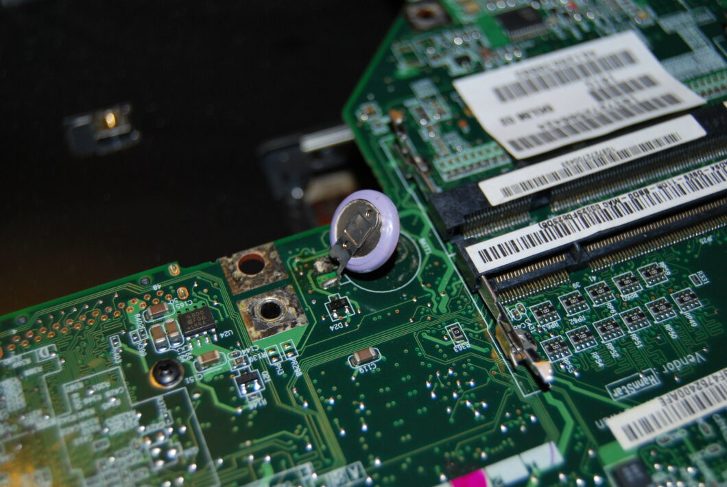 imagem de uma placa-mãe com a bateria CMOS