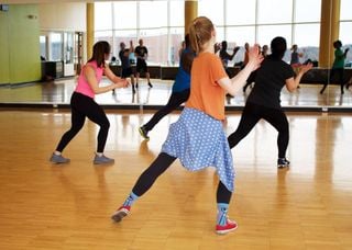 Dançar pode ser o melhor exercício para ajudar na saúde mental e cognitiva, afirma estudo