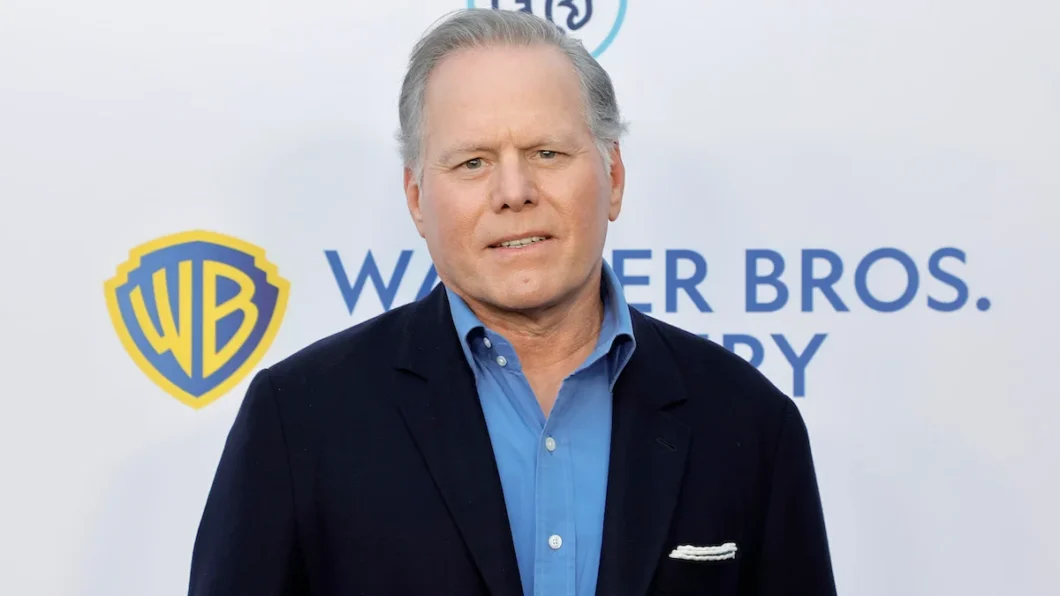 Fotografia colorida mostra o CEO da Warner, David Zaslav. Ele veste terno, sem gravata, e olha para a câmera. O fundo da imagem é cinza.