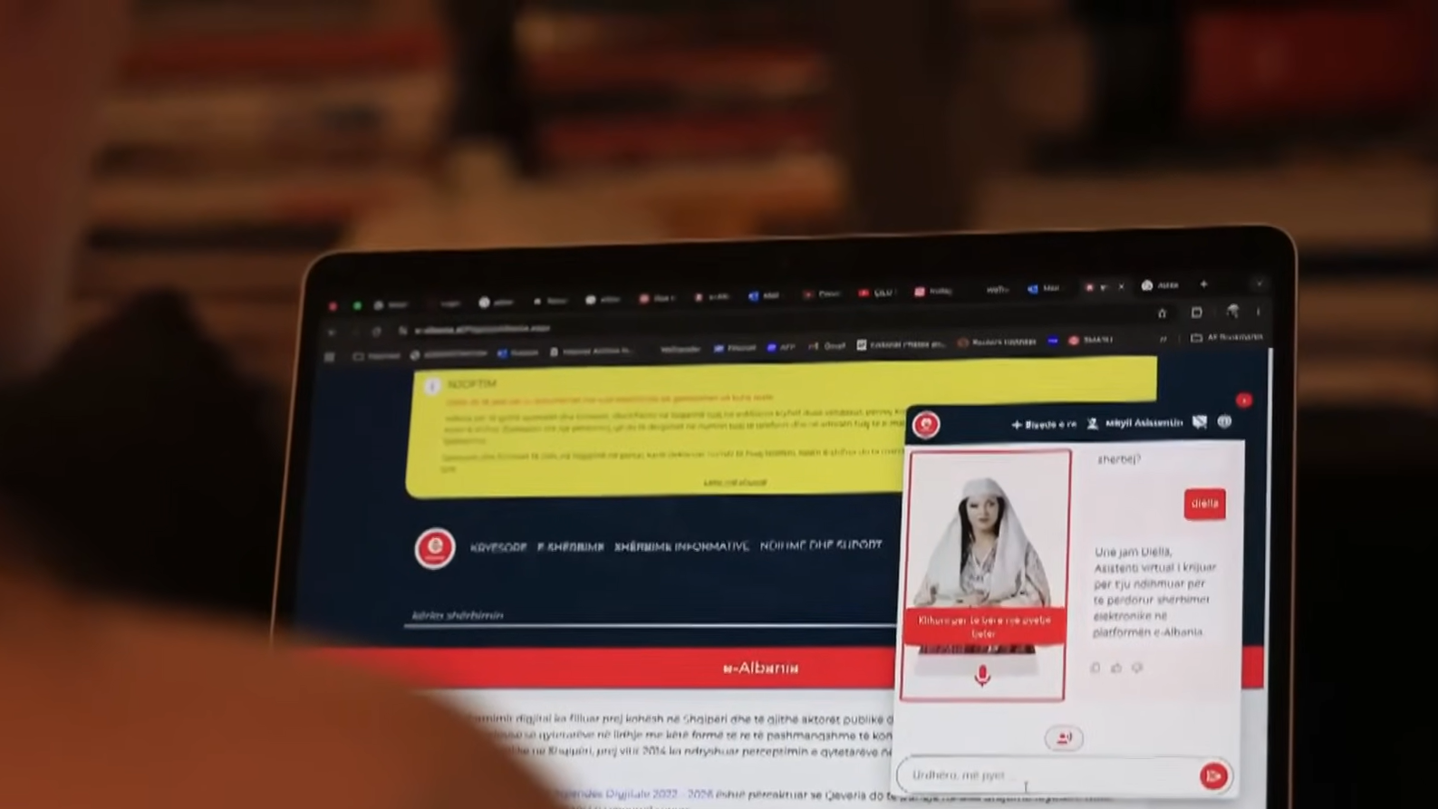 Imagem mostra a IA Diella sendo exibida na tela de um computador