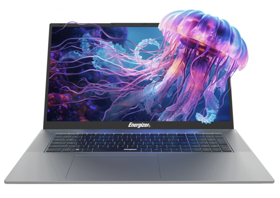 Notebook cinza da marca “Energizer” exibe na tela a imagem colorida de uma água-viva roxa e rosa, que parece ultrapassar a borda do display, criando efeito tridimensional.